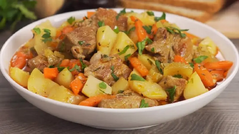 Baked in a sleeve: a recipe for beef with vegetables.