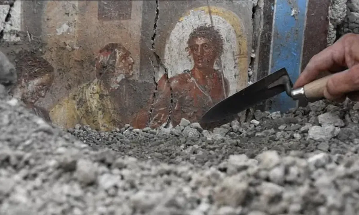 In Pompeii, a tiny house adorned with erotic frescoes has been uncovered.