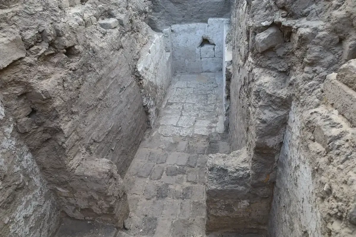 In the sands of Egypt, scientists have discovered the tomb of a mysterious warrior pharaoh.