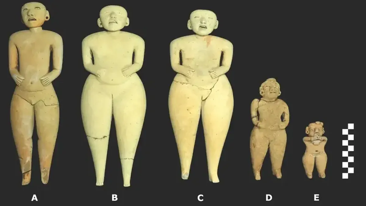 In El Salvador, ancient clay dolls that can be manipulated have been discovered at the top of a pyramid.