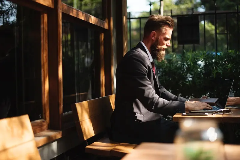 Sedentary work hides a deadly danger: how to counteract it.
