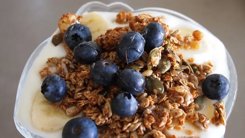 Homemade Snack: Recipe for Fruit and Berry Granola