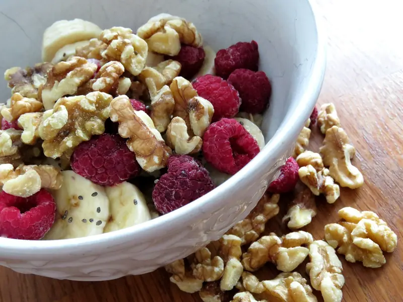 Breakfast with walnuts enhances cognitive abilities throughout the day.
