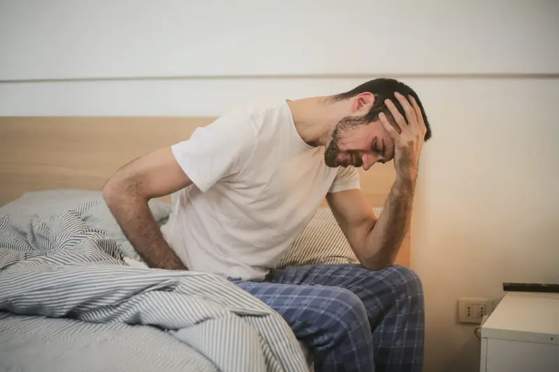 Four everyday positions that harm back health: expert advice.