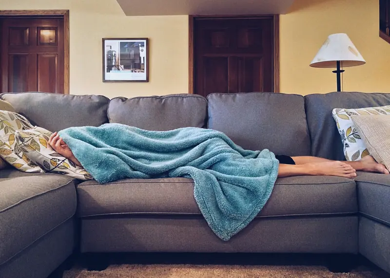 Four everyday positions that harm back health: expert advice.