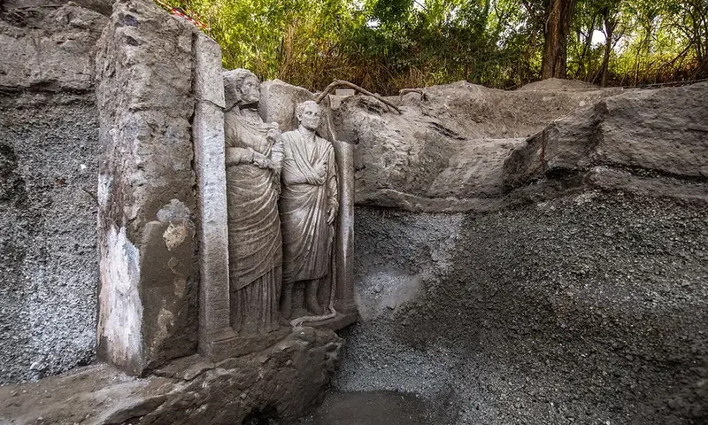 In a tomb in Pompeii, two mysterious statues have been uncovered: a discovery filled with secrets.