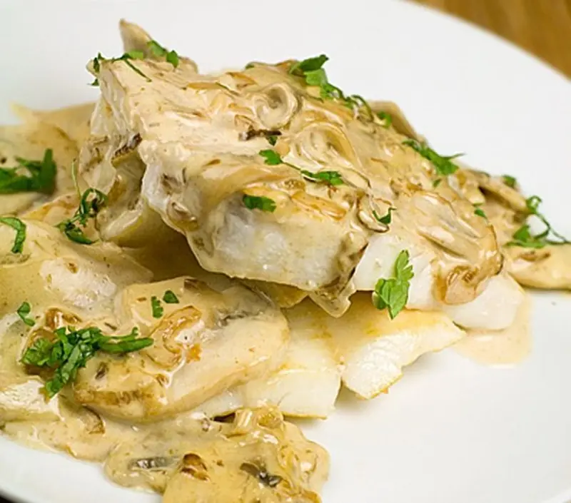 Recipe for a delicacy: pike perch with mushrooms.