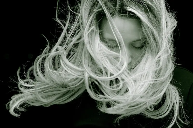 The trend towards embracing gray hair: a shift in the perception of age.