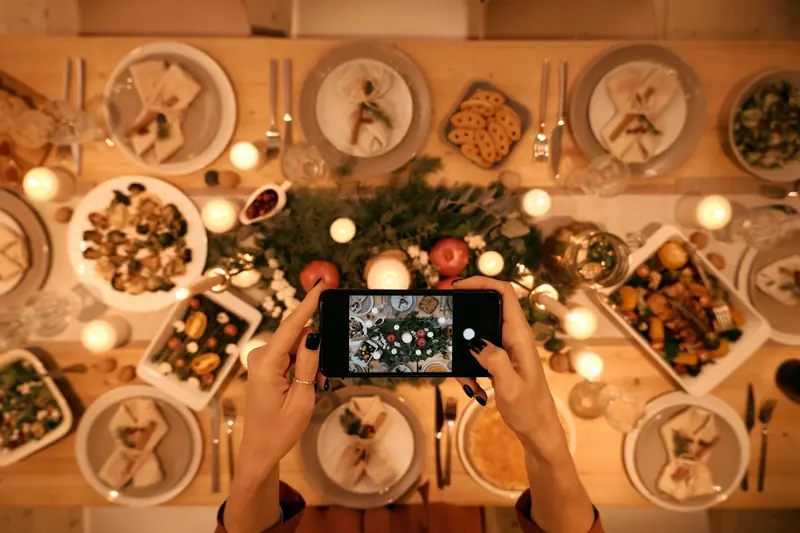 Mobile phones have no place at the dining table, say researchers.