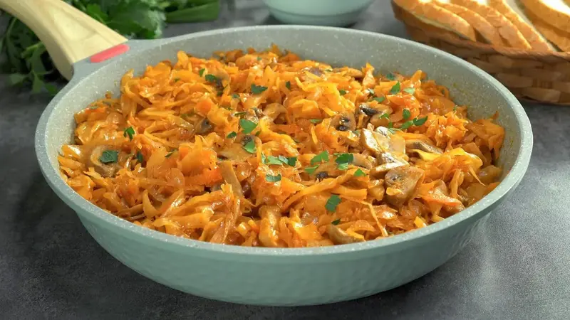 Cabbage with mushrooms: two recipes for a Lenten table.