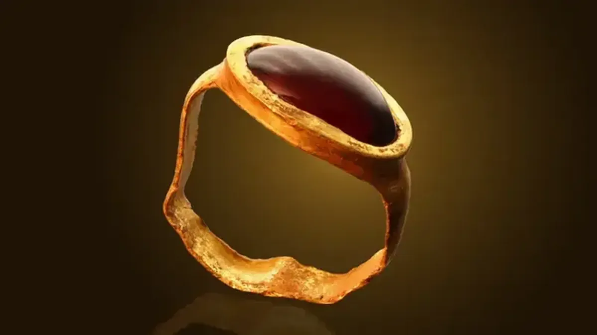 A symbol of farewell to childhood: a 2,300-year-old gold ring has been discovered in Israel.