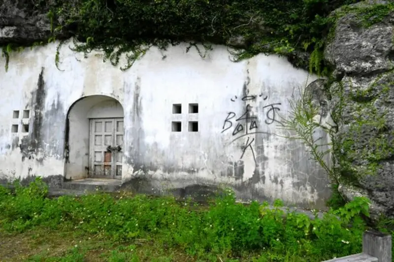 Vandals – a wild horde: in Japan, a royal mausoleum was defaced with graffiti.
