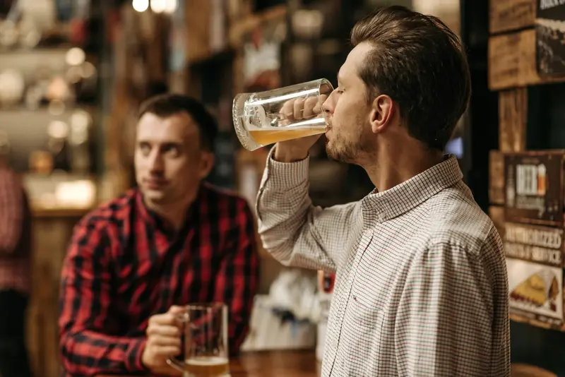 Beer bellies pose a risk of dementia for men, according to scientists.