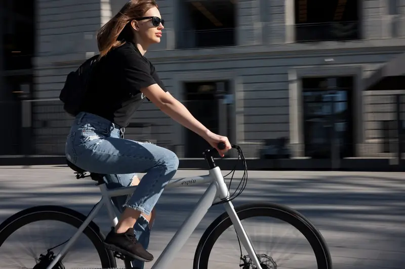 Those who commute to work by bicycle take sick leave less often.