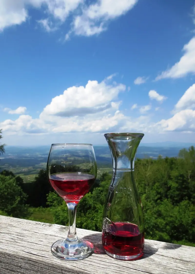 Why does wine in clear bottles often smell like cabbage or wet dog?