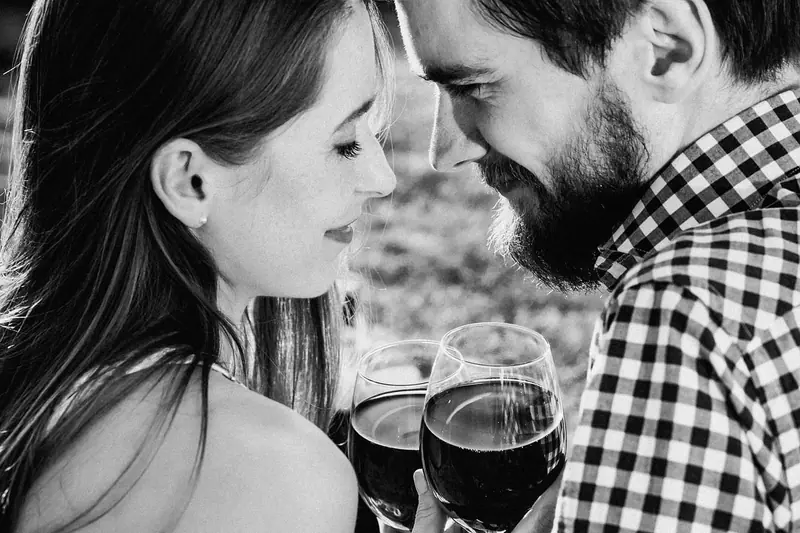 Tempting and beneficial: red wine enhances intimacy.