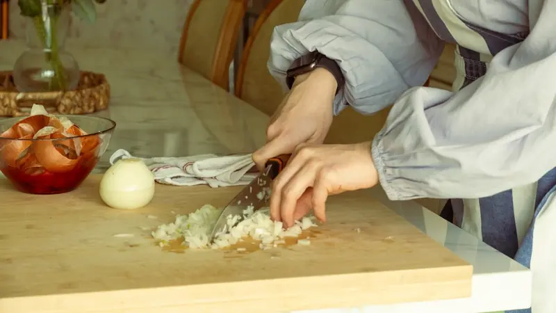 How to cut onions without crying: a scientific hack.
