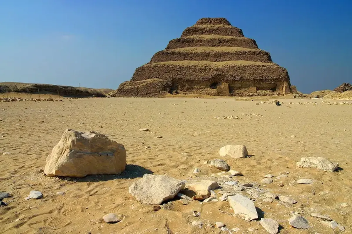 The oldest pyramid in Egypt was constructed using a hydraulic lift.