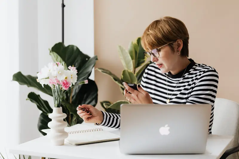 Mobile stress relief: a personal smartphone doesn't hinder office work.