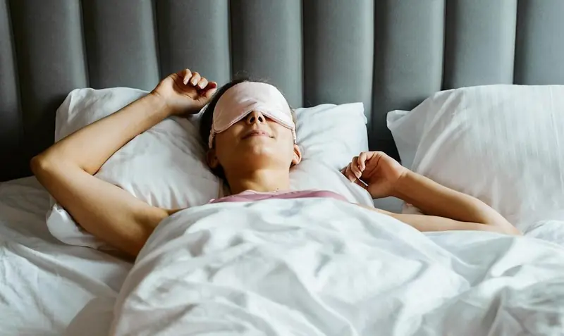 How can you prevent the appearance of wrinkles while sleeping?