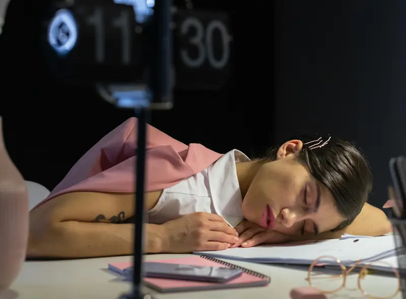 From nine to six: a traditional work schedule is beneficial for health.