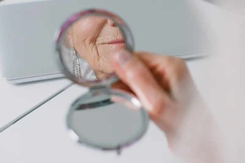 Four bad habits that contribute to the formation of wrinkles.
