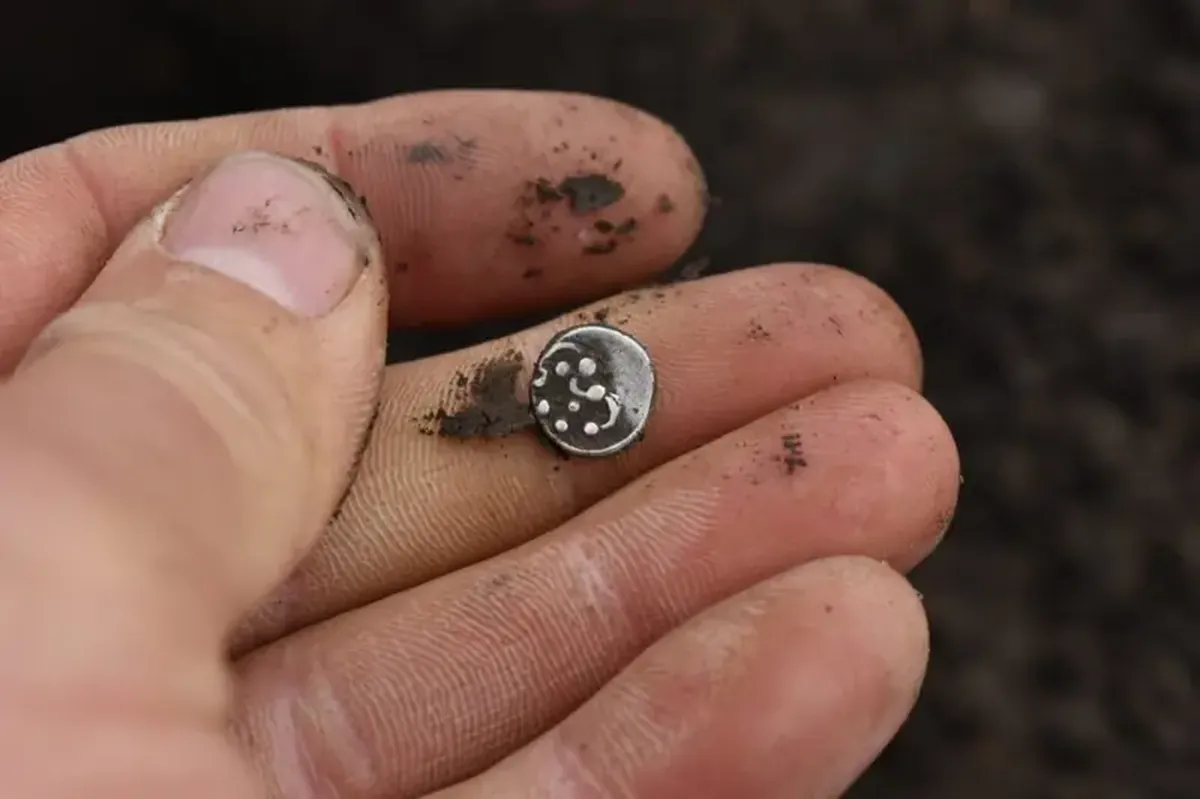 A large Celtic settlement with treasures has been discovered in the Czech Republic.