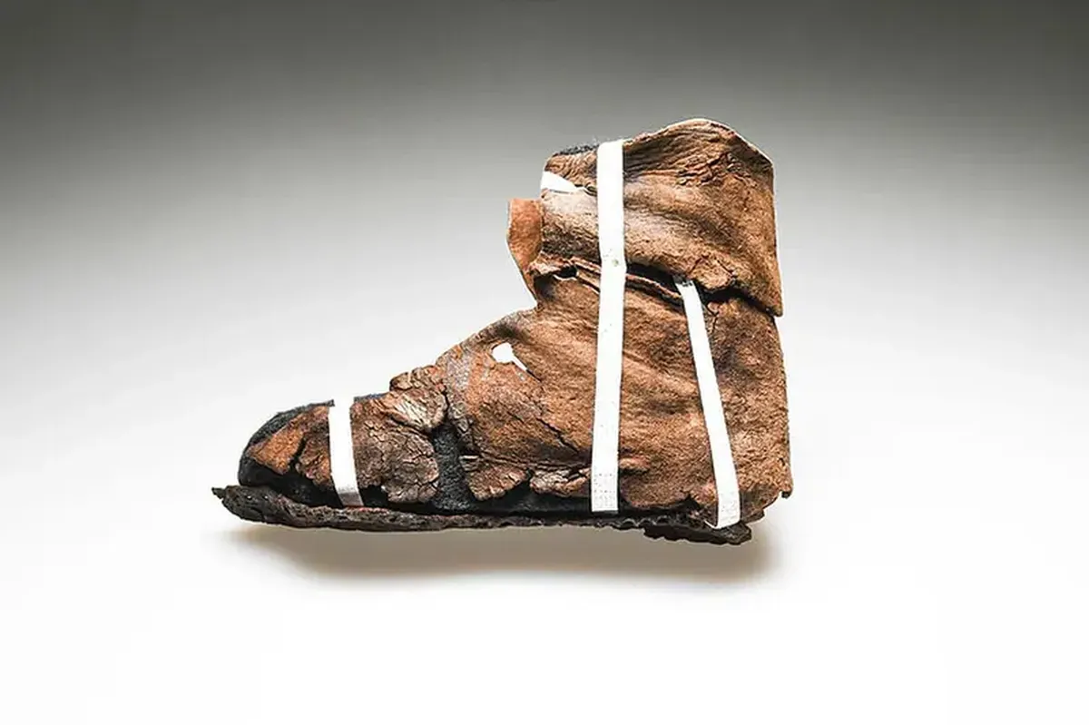 Leather shoe (circa 1450)