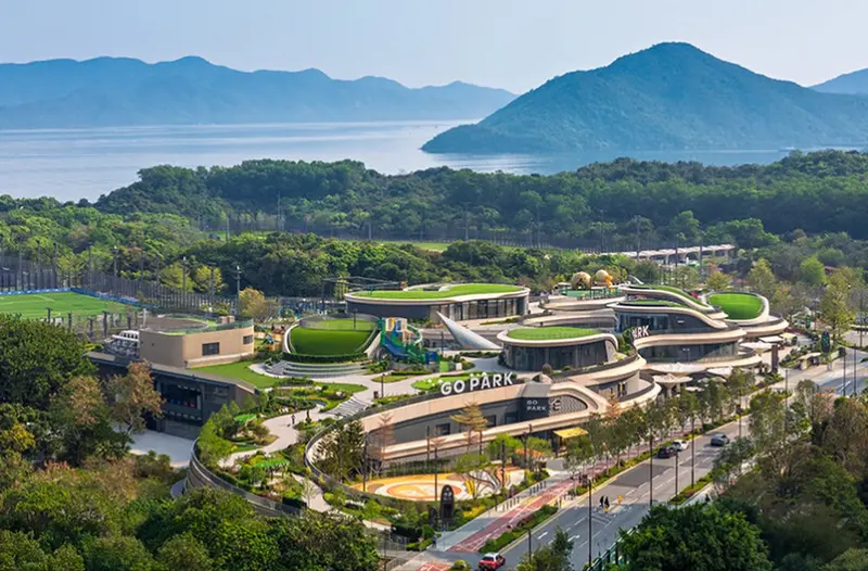 In the shadow of green terraces: an unprecedented sports complex has been built in Hong Kong.