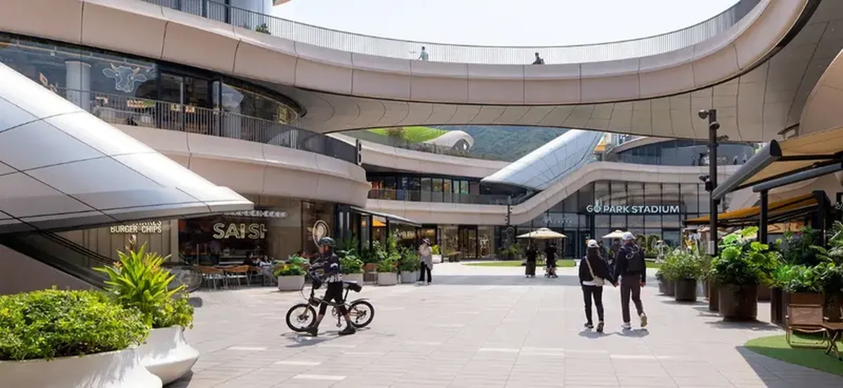 In the shadow of green terraces: an unprecedented sports complex has been built in Hong Kong.