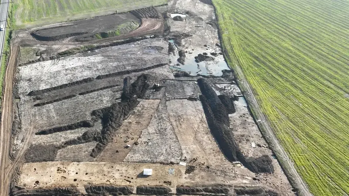 A large Celtic settlement with treasures has been discovered in the Czech Republic.