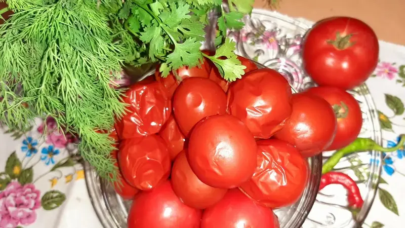 Lightly salted tomatoes: a recipe without brine.