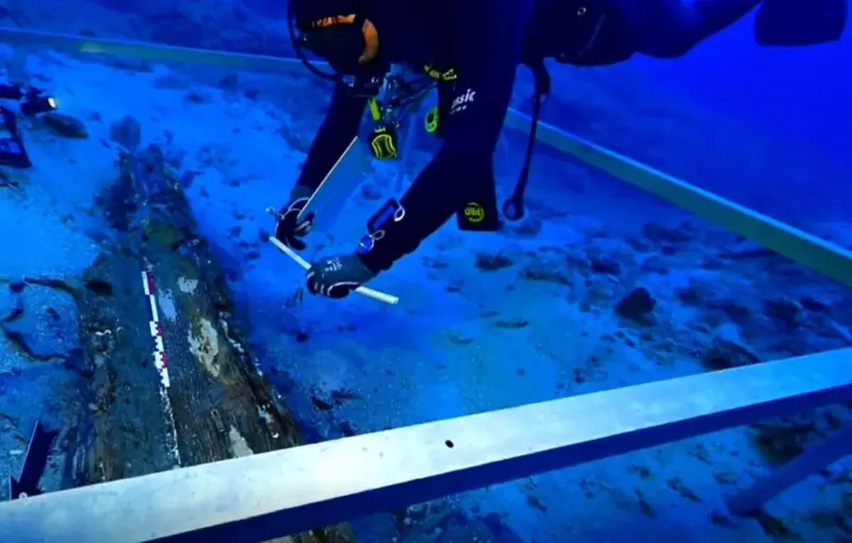 A ship from ancient Greece, dating back 2400 years, has been discovered on the floor of the Adriatic Sea.