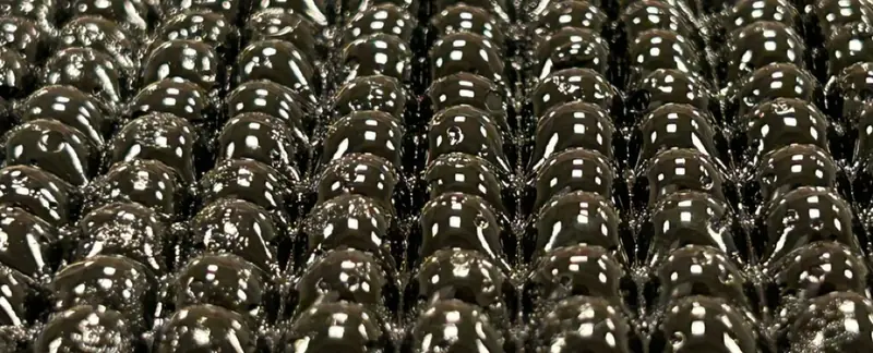 This strange bubble wrap turns air into water, even in the desert.