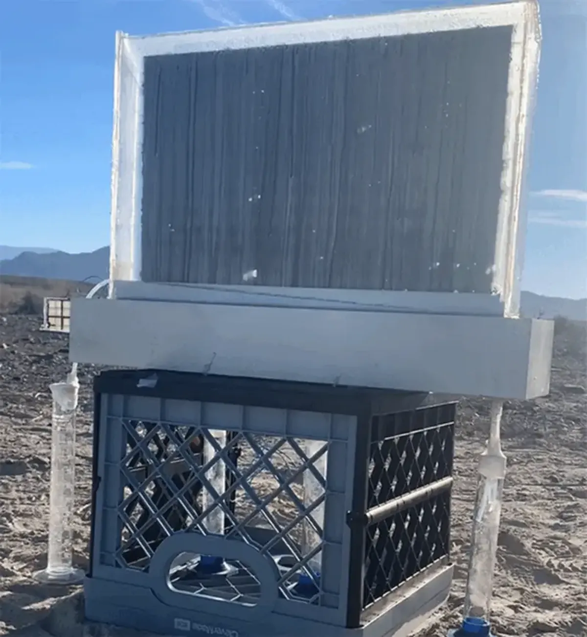This strange bubble wrap turns air into water, even in the desert.