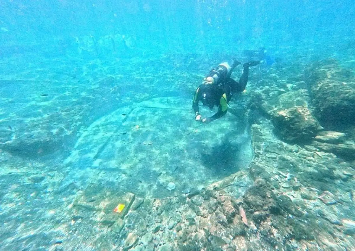 A Roman bathhouse discovered at the bottom of the Bay of Naples