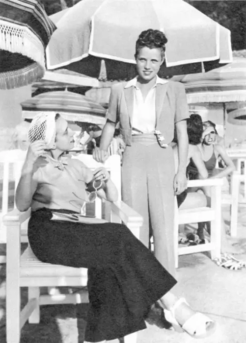Elsa Schiaparelli with her daughter, 1938