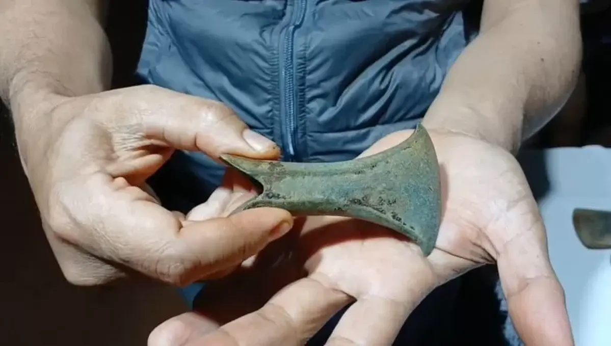 In Borneo, a gold miner “washed out” a conical axe made of meteorite metal: it is 3000 years old.