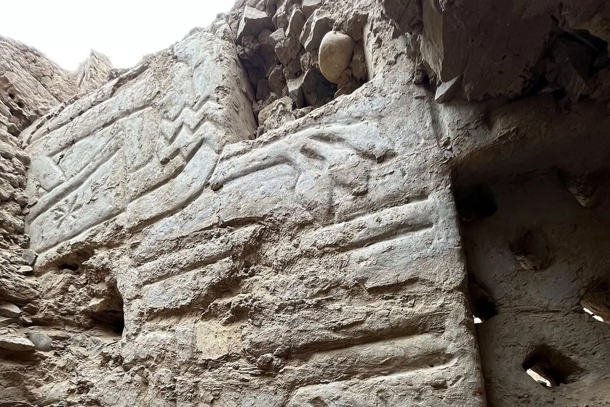 In Peru, a colorful temple relief featuring fish and stars was discovered. It is 4000 years old.