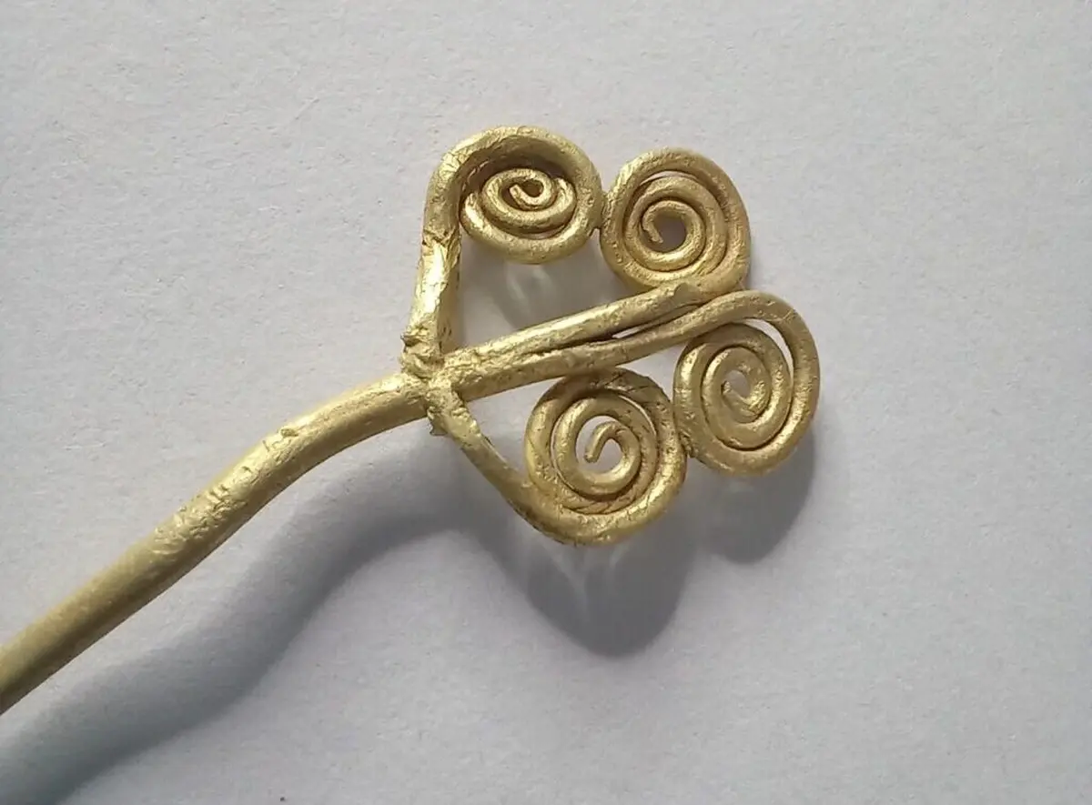 A unique 4,500-year-old gold brooch unearthed in Troy