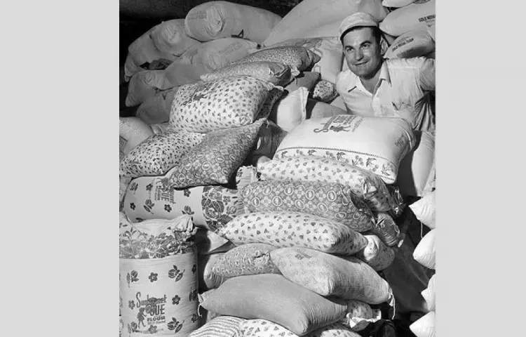 Production of bags from colorful fabric