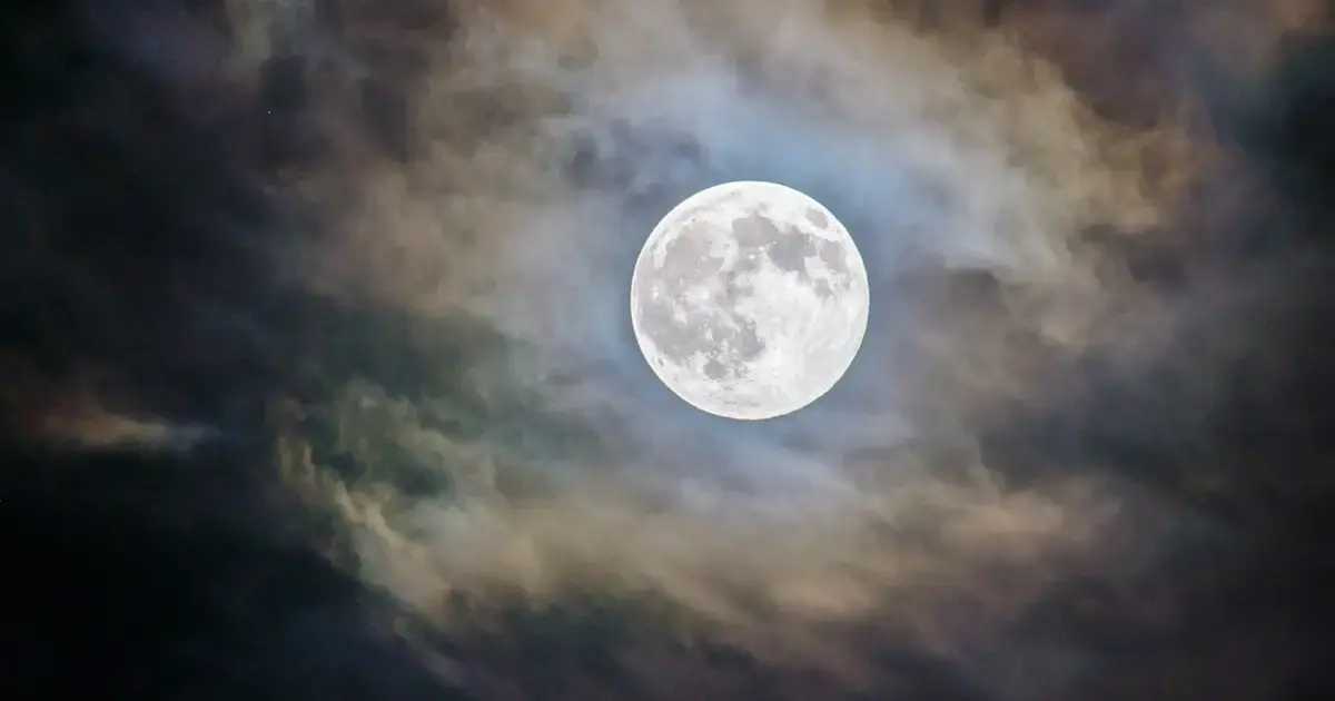 Does the full moon really affect our sleep?