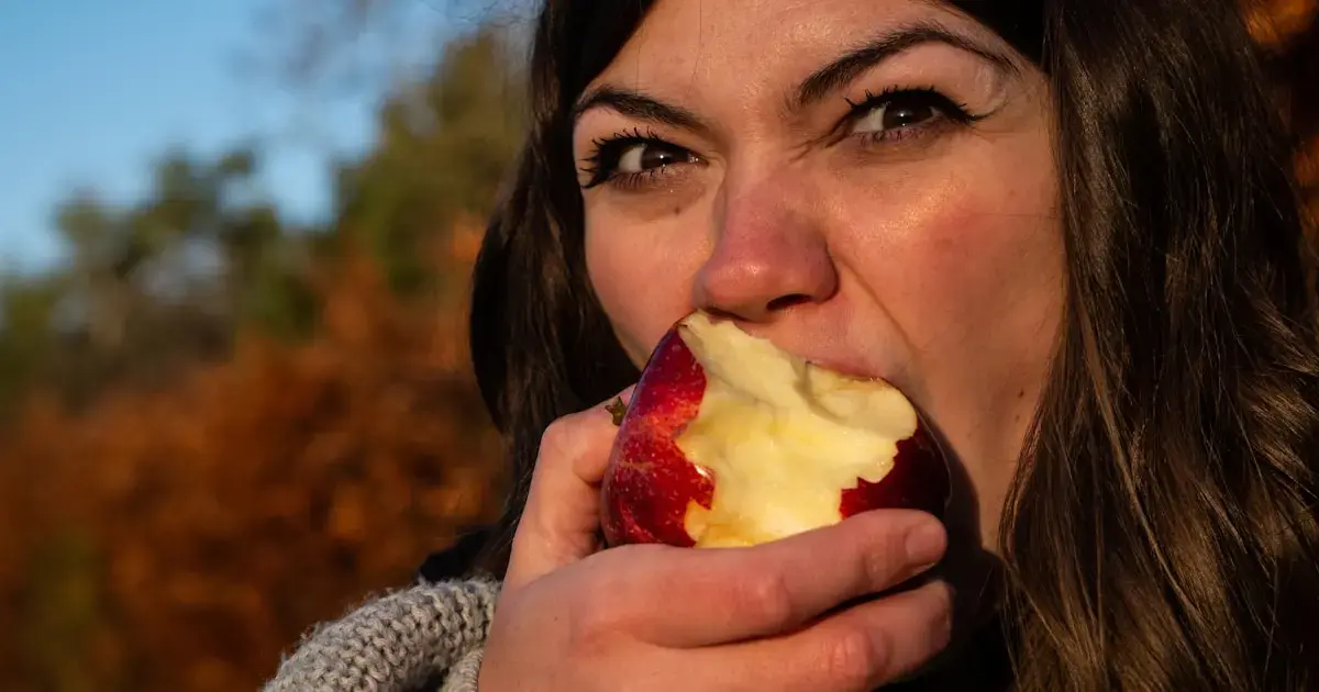 woman eating an apple
