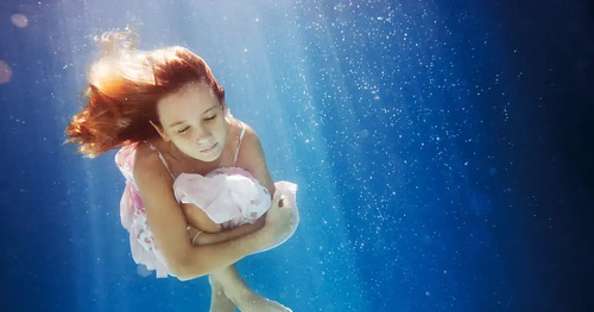a woman dreaming that she is underwater