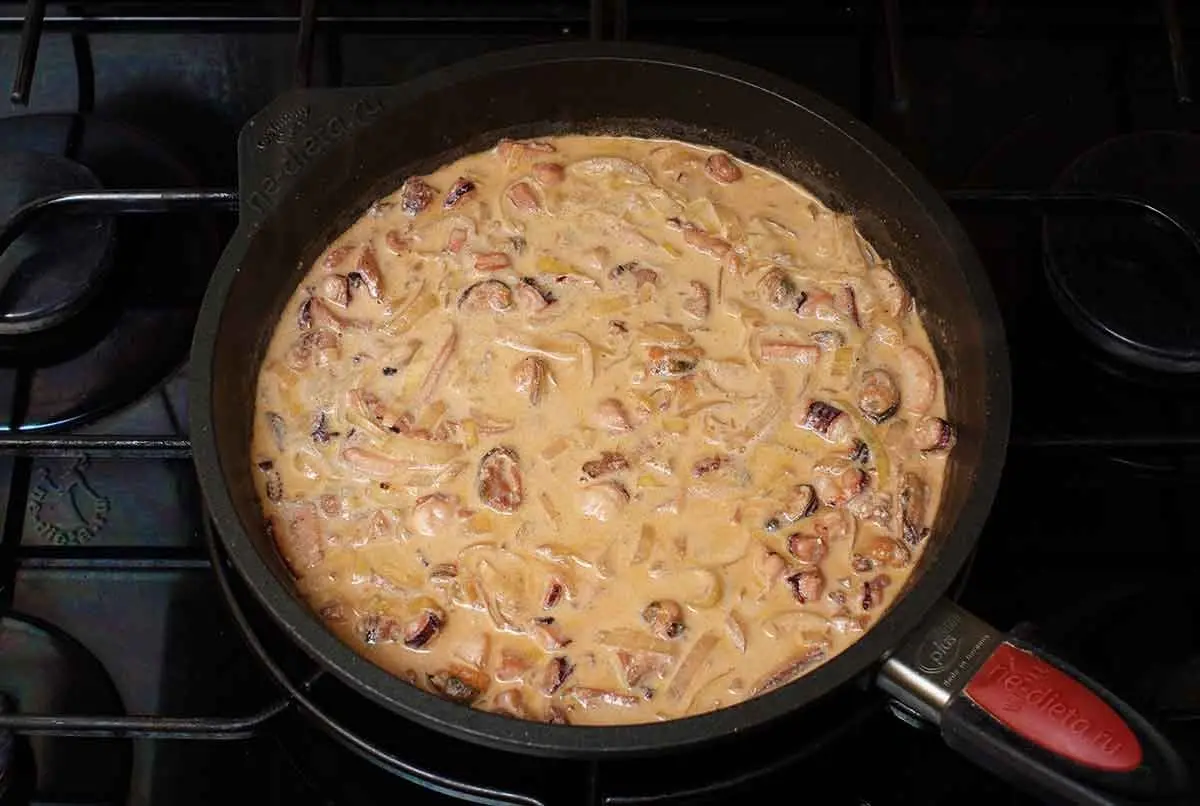 How to Cook Seafood in a Skillet: Recipe in Cream Sauce