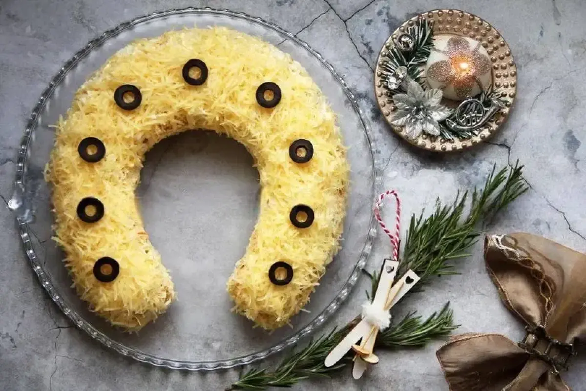 New Year's Salad 'Horseshoe'