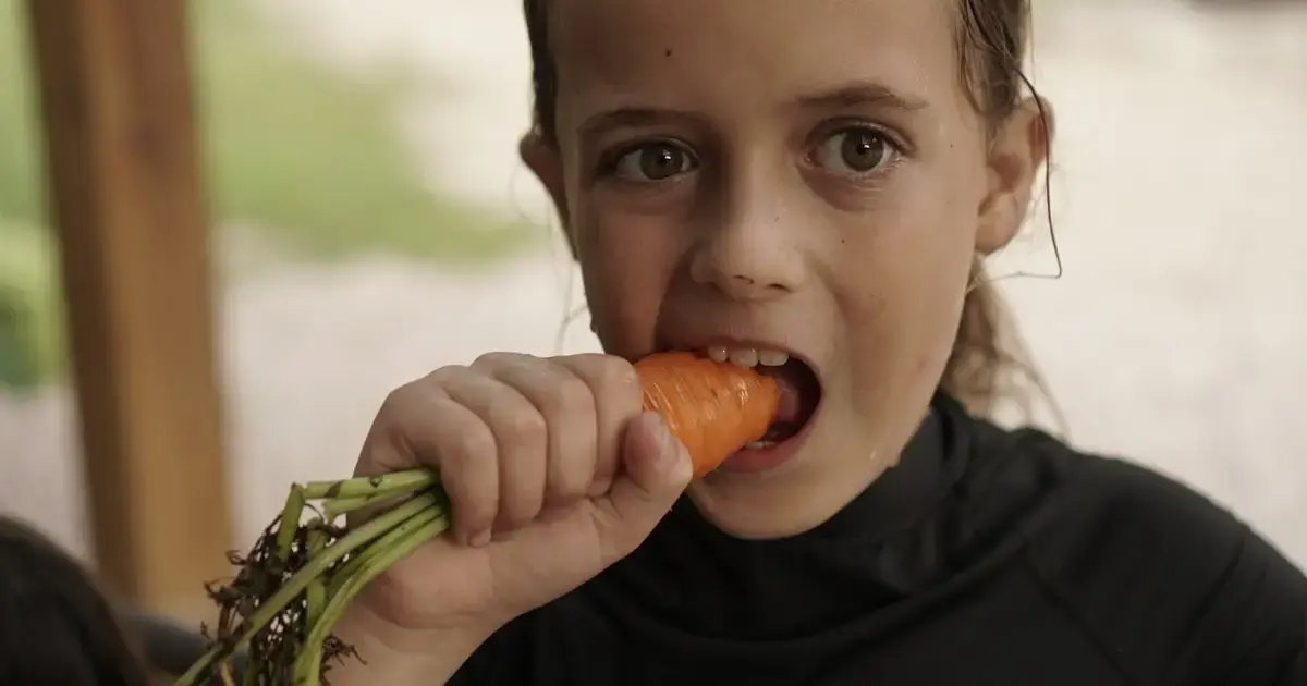 girl eating a carrot