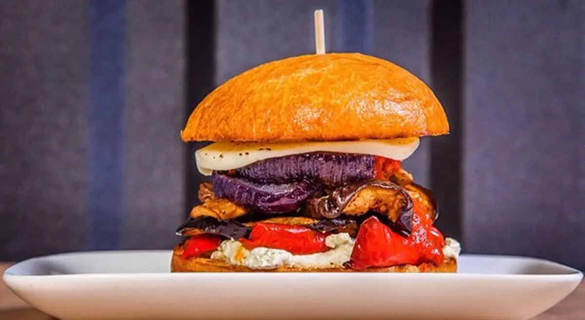 Vegetable burger with eggplant and beetroot