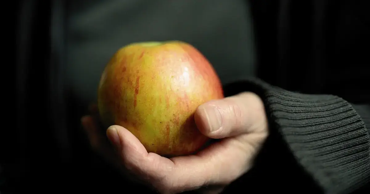 apple in hand