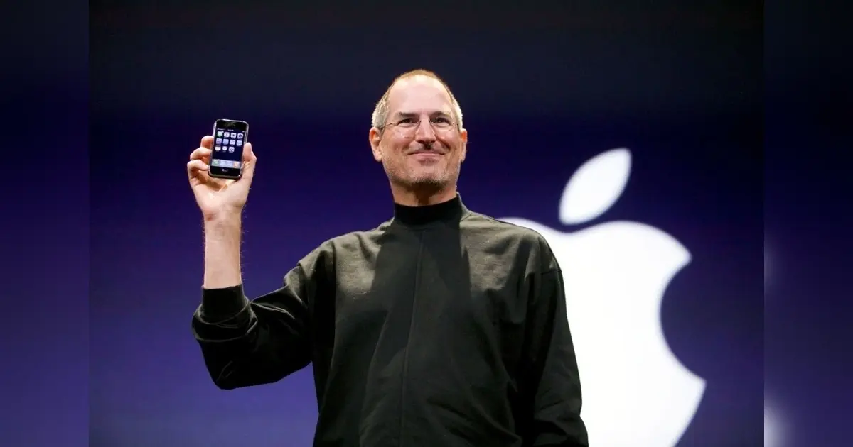 Steve Jobs presents the iPhone